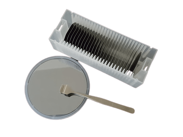 Tấm wafer nền sapphire trong hộp đóng gói cùng nhíp, thể hiện quang học LED độ tinh khiết cao cho nghiên cứu.